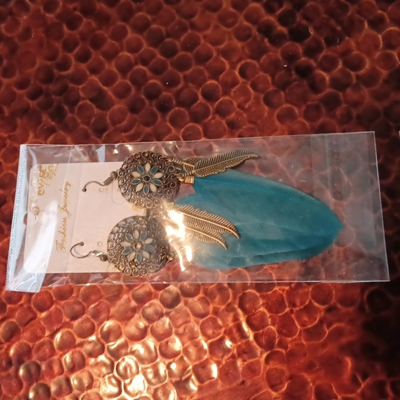 Feather metal and beaded earrings. 6 pair.   New in original packaging. - Picture 4 of 7